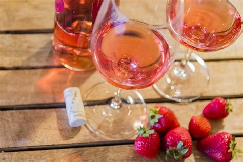 Strawberry Wine : Cocktail recipe Strawberry Wine - Cocktails Road