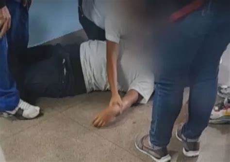 Grávida é espancada por colega até desmaiar dentro de escola Veja vídeo