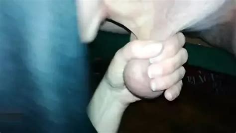 Schlampe milf im kostüm einer nonne lutscht den schwanz ihres freundes