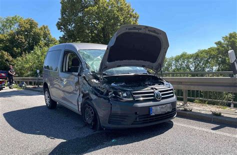 79 Jähriger kollidiert mit zwei Lkw