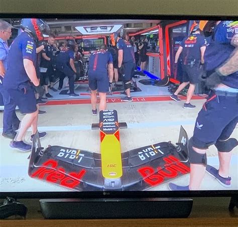 He Crashed In The Pit Lane F1 Fans React As Max Verstappen Breaks His Front Wing In The Most