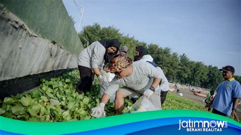 Pemkab Tuban Gandeng Kelompok Masyarakat Bersihkan Pantai Boom