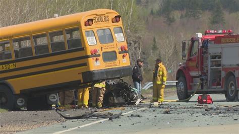 Un Accident Entre Un Autobus Scolaire Et Une Voiture Fait Morts Sur