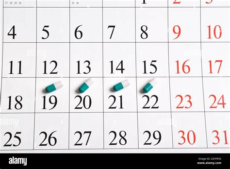 Medikamente. Eine Nahaufnahme von grünen Kapseln mit Pillen ist im ...