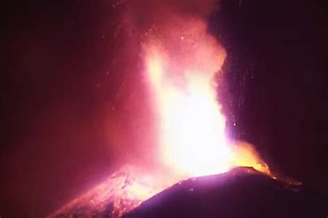 The Etna Volcano Registers A New Eruption And Forces To Close The