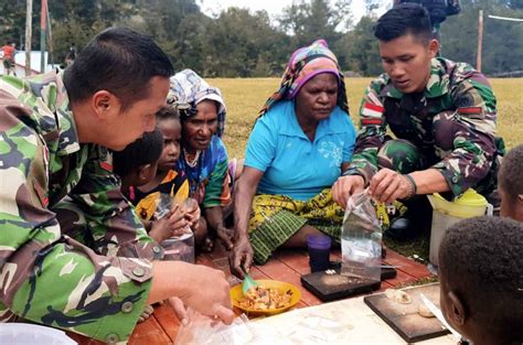 Satgas Yonif Mr Latih Masyarakat Perbatasan Buat Makanan Olahan Ubi