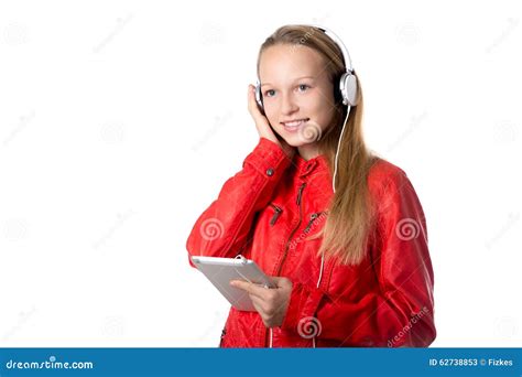 Menina Que Escuta A M Sica Na Tabuleta Imagem De Stock Imagem De