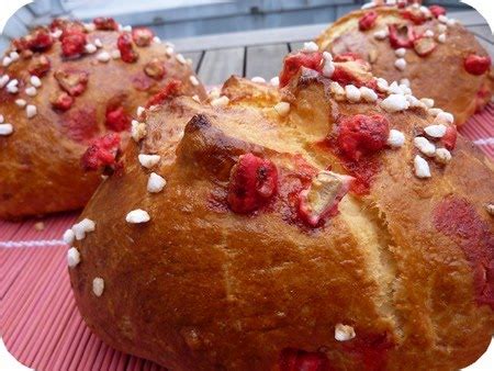 Brioche De Saint Genix Aux Pralines Roses Ou Rouges