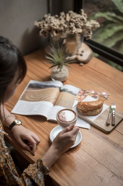 Mujer Est Bebiendo Caf Mientras Trabaja Foto Premium