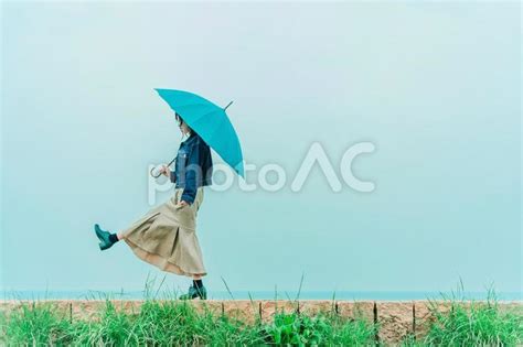 雨の中、傘をさして歩く女性（梅雨・6月） No 23958259｜写真素材なら「写真ac」無料（フリー）ダウンロードok