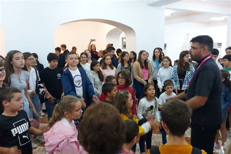 Cerca de 300 crianças do 1º ao 10º ano participaram na abertura do ano