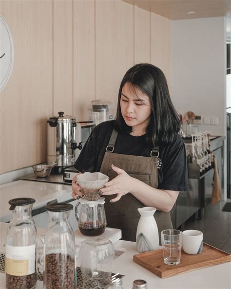 Dua Barista 1 Di 2024 Gaya Berpakaian Gaya Kopi