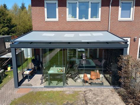 Veranda Tuinkamer Met Bovendakse Zonwering Donker Aluminium