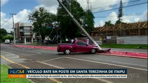 Motorista perde controle da direção e bate carro em poste em Santa