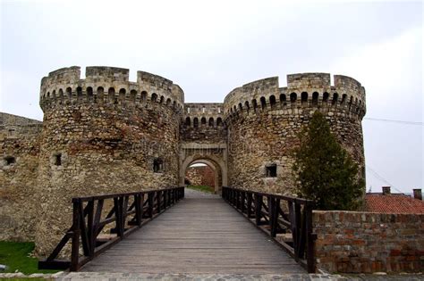 Castillo Antiguo En La Ciudad De Belgrado En Serbia Foto De Archivo