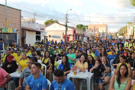 Torcedores lotam a Praça das Flores e vibram vitória do Brasil em