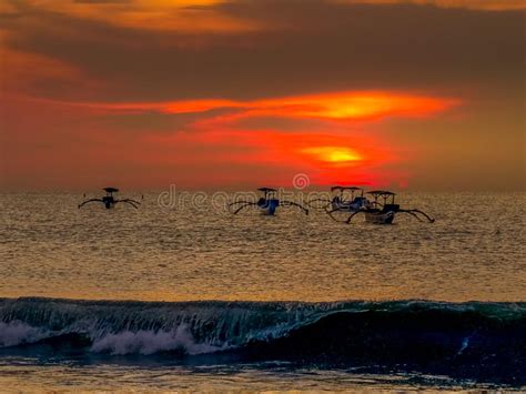 Toma De Sol De Barcos De Pesca Anclados En La Playa De Kuta En Bali