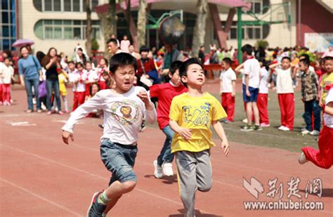 武汉小学生运动会“创意”方阵闪花家长眼睛（图） 荆楚网