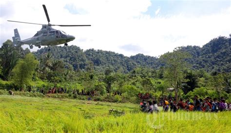 Warga Desa Kopeang Yang Terisolasi Menerima Sembako Tni Al Foto