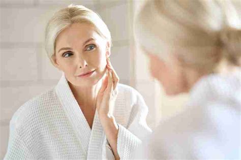 The Dermatologists Guide To Treating Menopausal Acne Organic Apoteke