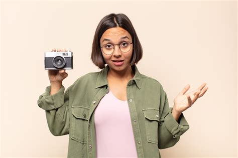 Mujer Latina Joven Que Se Siente Feliz Sorprendida Y Alegre Sonriendo Con Actitud Positiva
