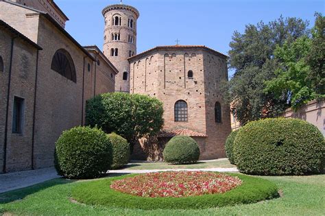 File:Battistero Neoniano esterno.jpg - Wikimedia Commons
