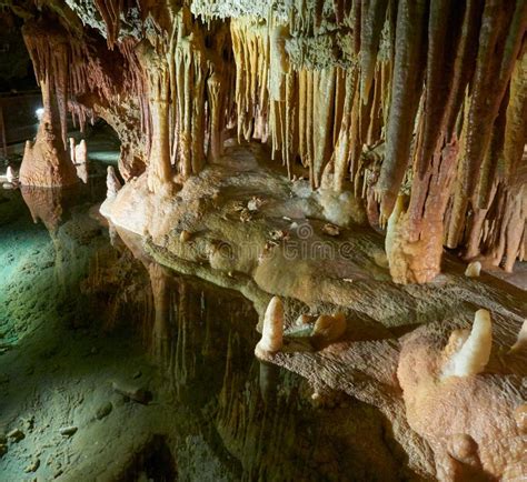 Vorming Van Stalactieten Stalagmieten En Kolommen Binnen Een Hol Hol