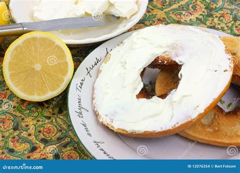 Ongezuurd Broodje En Kaas Met Fruit Stock Foto Image Of Room Gebakje