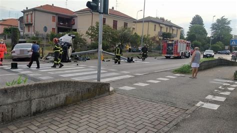 Spaventoso Incidente Sulla Saronno Monza A Solaro Auto Rovesciata