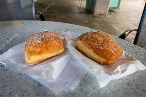 Dos Malasadas Coronadas De Azúcar Rosquillas Portuguesas En Una Mesa