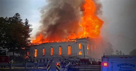 Κεραυνός έκαψε εκκλησία που είχε συμμετάσχει στους εορτασμούς του gay