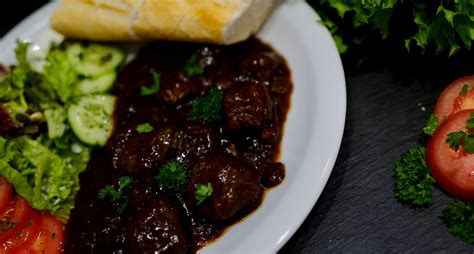 Limburgs Zuurvlees Met Stokbrood Lunchdomein