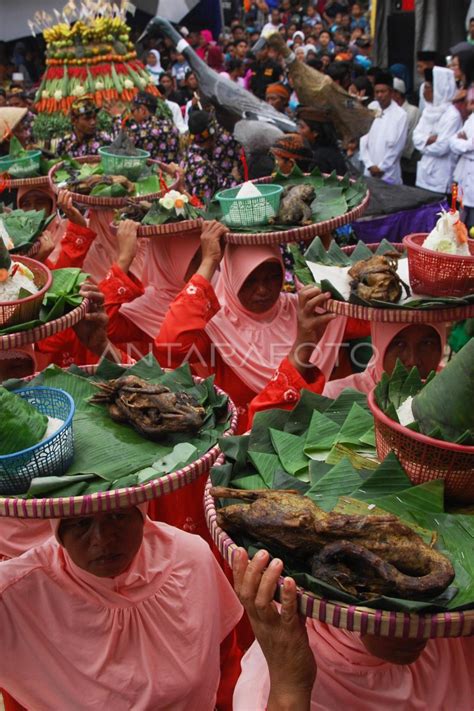 TRADISI GREBEG BEBEK BENTISAN ANTARA Foto