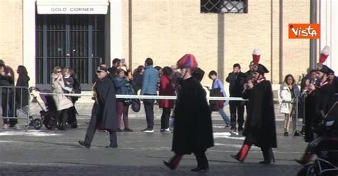 La Banda Dei Carabinieri Entra In Piazza San Pietro Per Suonare Prima