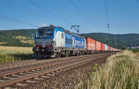 193 834 ist mit seinen Containerzug in Richtung Süden unterwegs gesehen