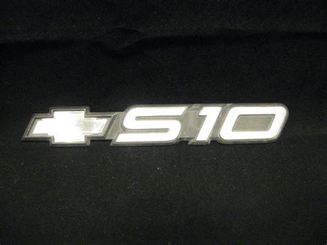 1991 1993 Chevrolet ‘s10 Plastic Script Door Emblem 15629984