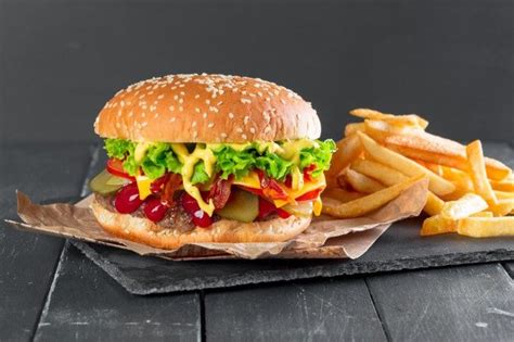 Hamburguesa Con Papas Fritas En Un Plato De Pizarra Foto Premium