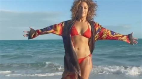 Jennifer Lopez Inizia L Anno In Bikini Rosso Meditando In Spiaggia Tgcom