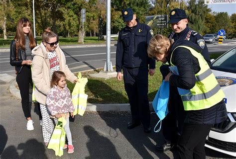 Opreza Nikad Dovoljno Jer Vlak Je Uvijek Br I Foto