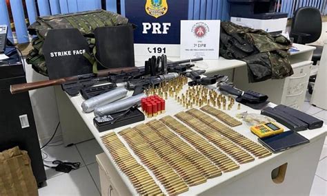 ARSENAL DE GUERRA Polícia apreende armas explosivos munição e