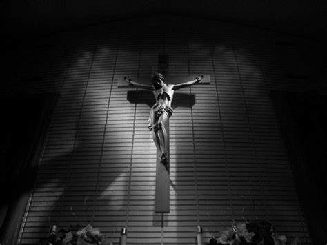 Download Large Jesus On Cross Statue Wallpaper