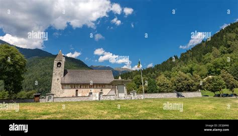 Antica Chiesa Di San Vigilio Famosa Per Laffresco Della Danza Macabra