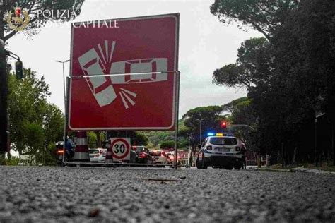 Roma si sente male sullo scooter e muore travolto un pedone è grave