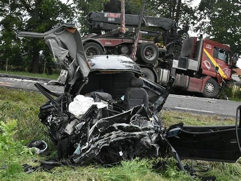 Kierowca audi na prostym odcinku drogi zjechał na czołówkę z ciężarówką