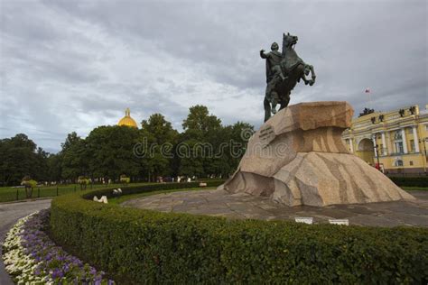 Statua Di Peter Il Grande E I Fiori Di Un Cavaliere Di Bronzo Immagine