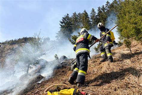 Einsatz läuft Großer Waldbrand in Sachsenburg dolomitenstadt