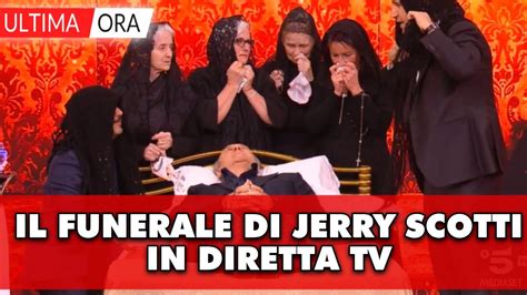 Il Funerale Di Gerry Scotti Folle Idea Di Pio E Amedeo Pubblico