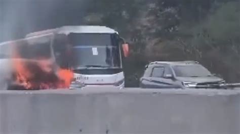 Breaking News Mobil Minibus Terbakar Di Tol Cipularang Arah Bandung