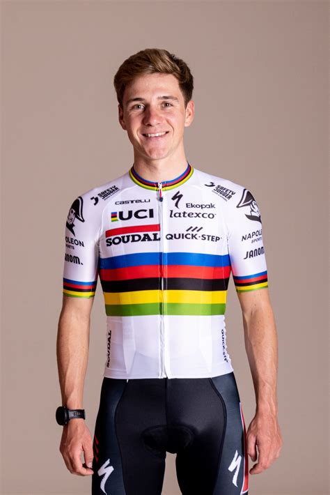 Soudal QuickStep Remco Evenepoel Presenta La Nuova Maglia Iridata Per