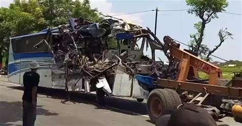 Adu Banteng Bus Vs Truk Di Jalur Pantura Orang Tewas